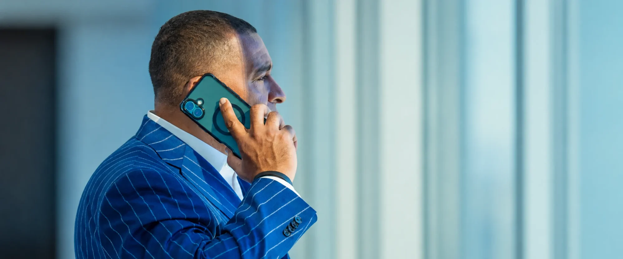 Abogado con traje azul de raya diplomática en una llamada telefónica